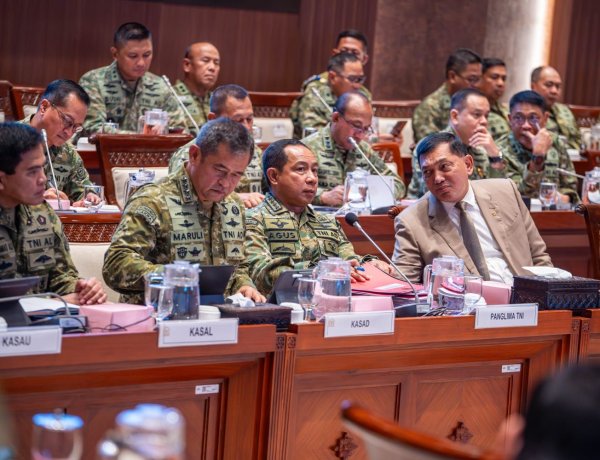 Panglima TNI Hadiri Raker Bersama Komisi I DPR RI Bahas Dinamika Geopolitik dan Misi Perdamaian Dunia